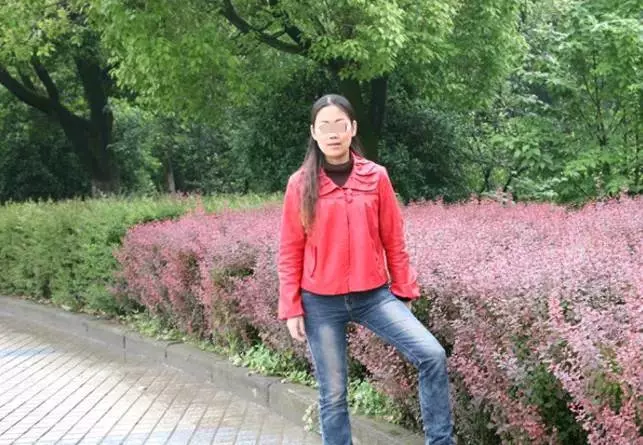 女兒結婚,母親卻穿喪服參加,眾人轟她,她指指酒桌,全場鼓掌