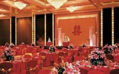 女兒結婚,母親卻穿喪服參加,眾人轟她,她指指酒桌,全場鼓掌