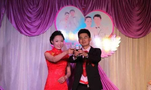 婚禮還沒完婆婆就立規矩,丈母娘當場生氣,新郎獨自在婚禮上發獃