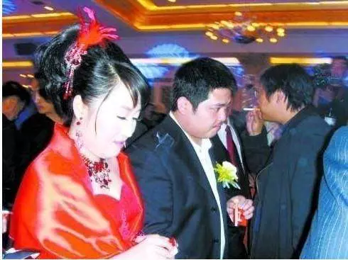 婚禮還沒完婆婆就立規矩,丈母娘當場生氣,新郎獨自在婚禮上發獃