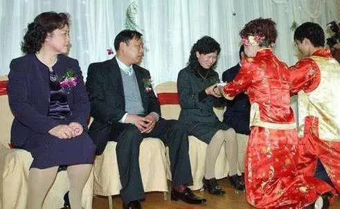 婚禮還沒完婆婆就立規矩,丈母娘當場生氣,新郎獨自在婚禮上發獃