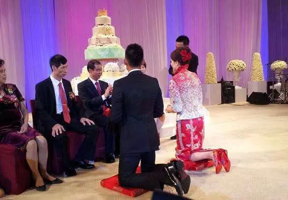 婚禮還沒完婆婆就立規矩,丈母娘當場生氣,新郎獨自在婚禮上發獃