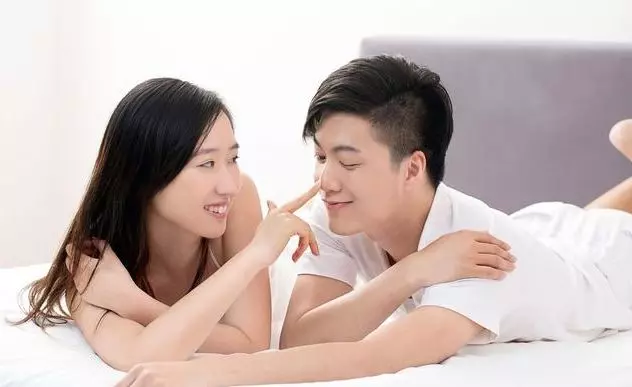老婆去世,小姨子領養女兒,女兒經常要錢,翻開老婆相冊後他大怒