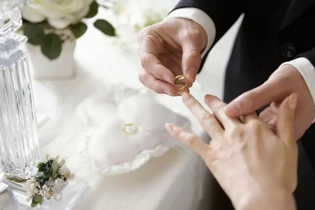 老婆去世,小姨子領養女兒,女兒經常要錢,翻開老婆相冊後他大怒