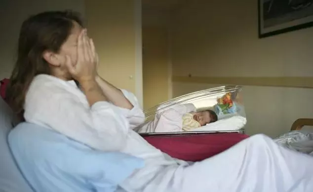 老婆去世,小姨子領養女兒,女兒經常要錢,翻開老婆相冊後他大怒