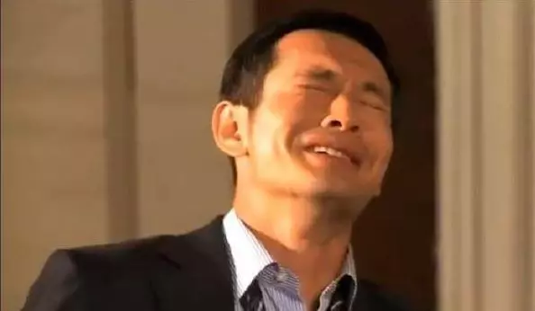老婆去世,小姨子領養女兒,女兒經常要錢,翻開老婆相冊後他大怒