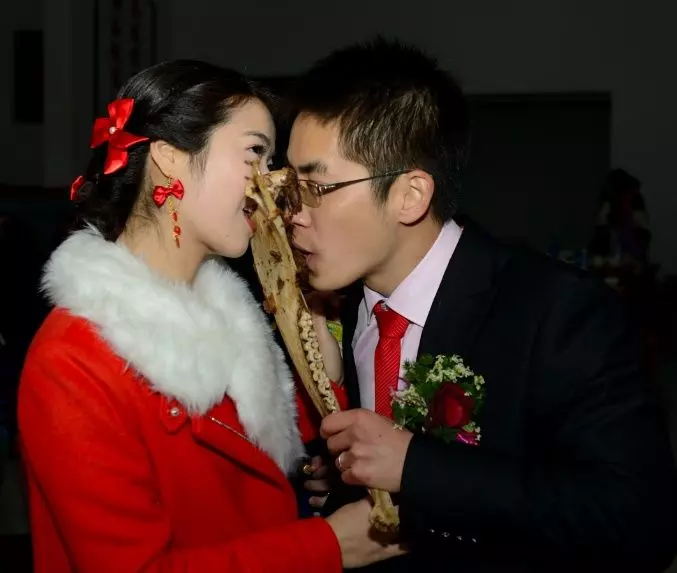 妻子不孕,丈夫提出離婚,剛到民政局接到一電話,他決定不離婚了