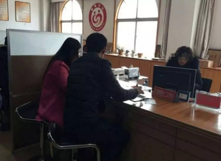 妻子不孕,丈夫提出離婚,剛到民政局接到一電話,他決定不離婚了