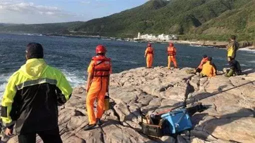 新北市龍洞磯釣釣客遭大浪捲落海 礁岩深處尋獲遺體