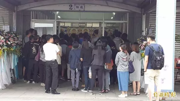 爸爸放心!普悠瑪罹難導遊女兒靈前與男友交換戒指 百名親友含淚見證