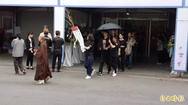 爸爸放心!普悠瑪罹難導遊女兒靈前與男友交換戒指 百名親友含淚見證