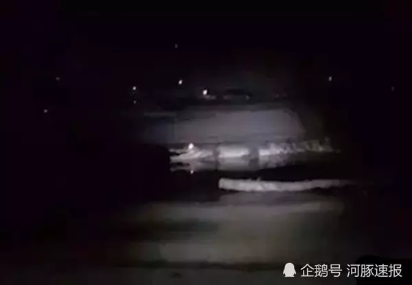 夜晚釣魚被一群鱷魚包圍還不懂！手電筒一照百雙綠眼拚命逃，差點進鱷魚嘴巴！內有視頻！
