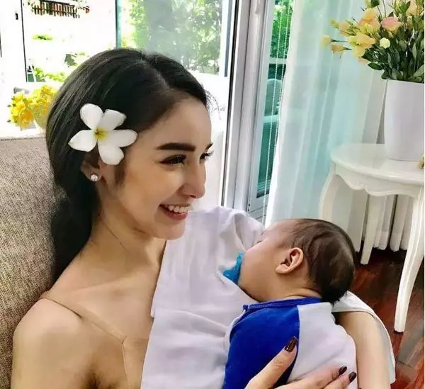 泰女星爆料自己身世離奇,哥哥=父親!媽媽=奶奶