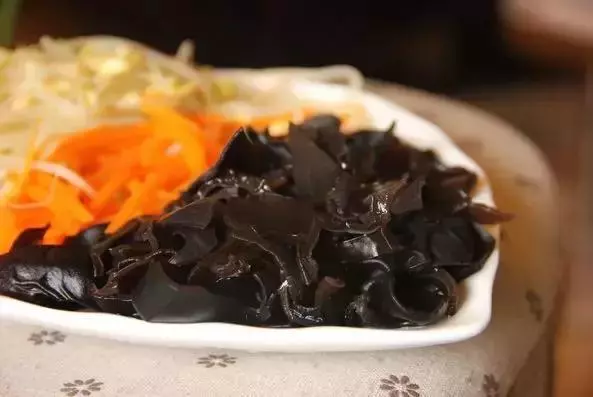 養生專家:少吃這「三白」,多吃這「三黑」,自然養出好身體