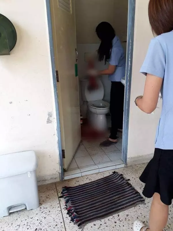 等不到醫生!泰國孕婦臨盆痛爆 1個人蹲廁所生小孩
