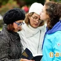 等不到醫生!泰國孕婦臨盆痛爆 1個人蹲廁所生小孩