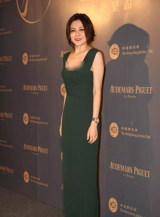 51歲溫碧霞和55歲關之琳同穿吊帶裙,網友:沒打針的就是漂亮!