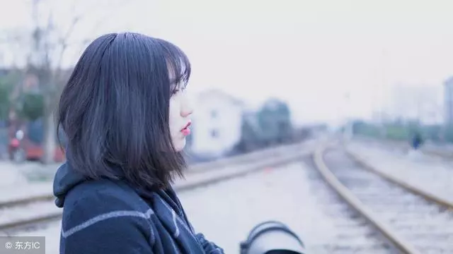 兒子讓我們進城過年,飯前兒媳端來一盤水果,我和老伴掉頭就走