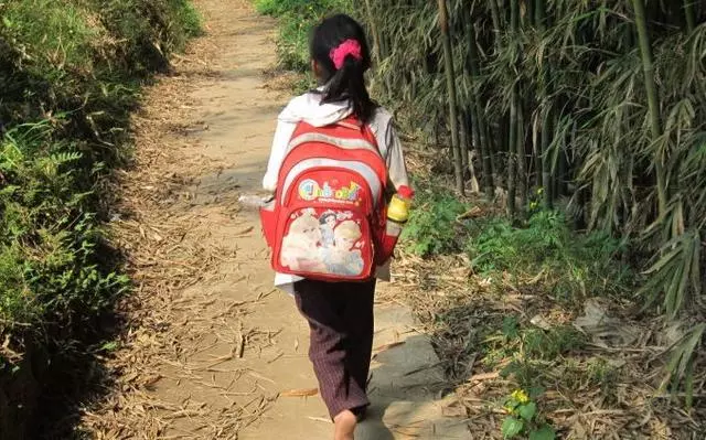 我爸媽離婚時候嫌我是個女孩都不肯要我,等我長大,他們都後悔了