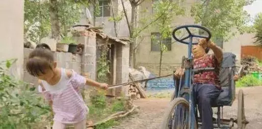 我爸媽離婚時候嫌我是個女孩都不肯要我,等我長大,他們都後悔了