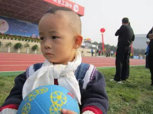 婆婆帶3歲兒子他從不調皮,我好奇跟上瞧,眼前一幕讓我渾身顫抖