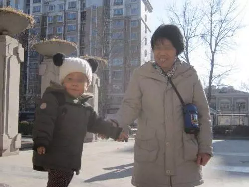 婆婆帶3歲兒子他從不調皮,我好奇跟上瞧,眼前一幕讓我渾身顫抖