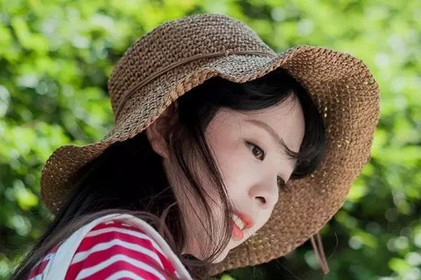 結婚四年妻子終於懷孕,丈夫獎勵十萬,丈母娘來後男子才知自己傻