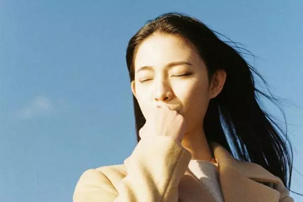 結婚四年妻子終於懷孕,丈夫獎勵十萬,丈母娘來後男子才知自己傻