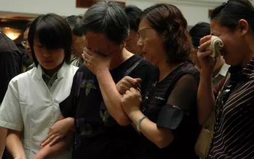 女兒出生後兒媳回家,公婆合夥把門反鎖,得知實情後全村夸婆婆