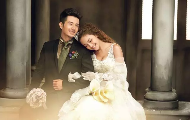 剛回家老婆讓我買衛生巾,我半路返回,走進臥室時,老婆求我原諒