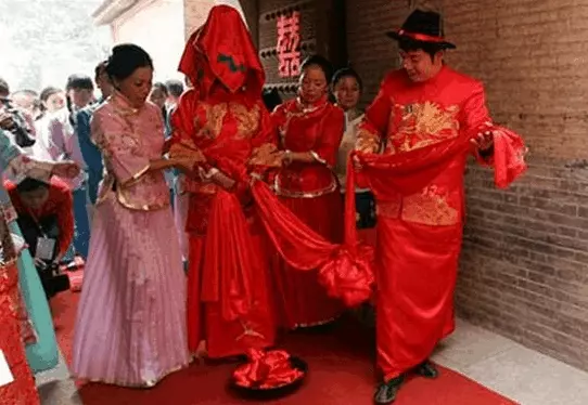 和大我8歲的富婆結婚, 洞房時候看到一幕, 嚇得我跑到客廳睡沙發