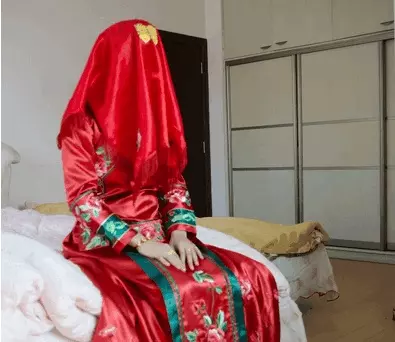 和大我8歲的富婆結婚, 洞房時候看到一幕, 嚇得我跑到客廳睡沙發