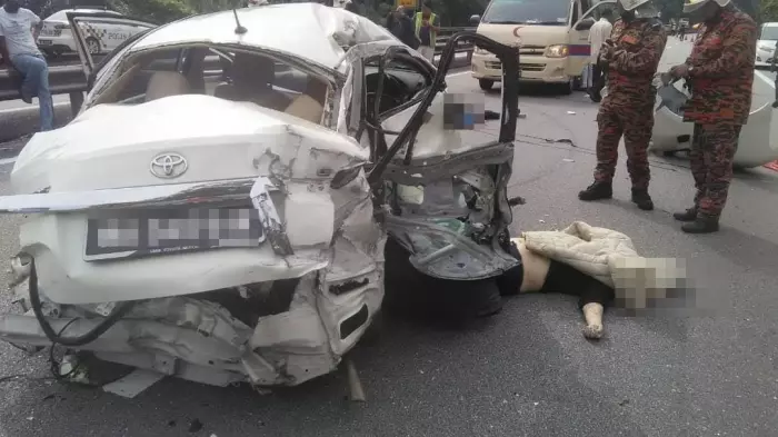 轎車爆胎失控 巴士閃不及撞擊釀3人死