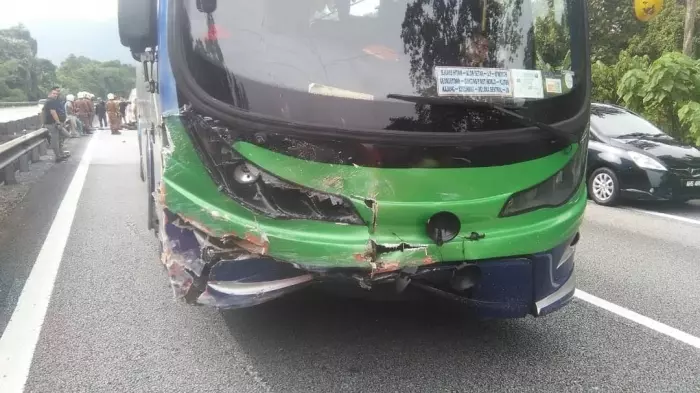 轎車爆胎失控 巴士閃不及撞擊釀3人死