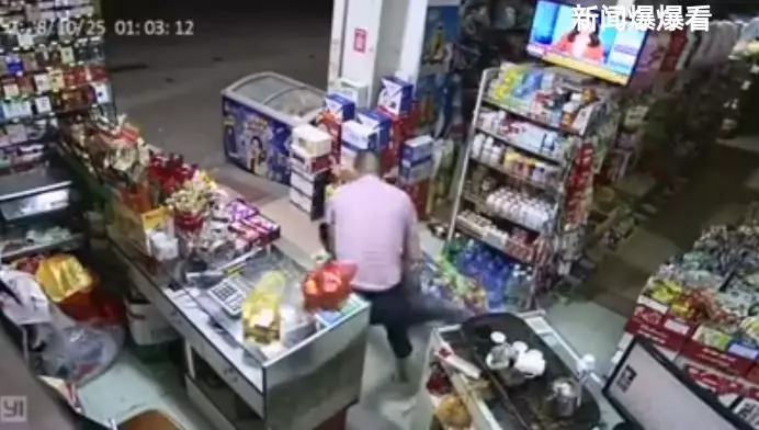 【內附視頻】匪徒半夜打搶便利店!沒想到店主竟是「武林高手」!網友:打得好!