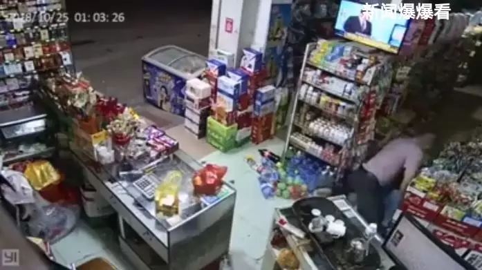 【內附視頻】匪徒半夜打搶便利店!沒想到店主竟是「武林高手」!網友:打得好!