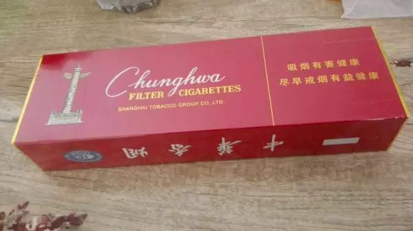 倒插門兒子三年不回家,父親去看望,兒子偷給父親條煙,父親愣了