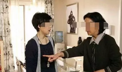 新婚當晚婆婆不讓兒子和兒媳睡,婆婆提個要求氣得兒子破口大罵!