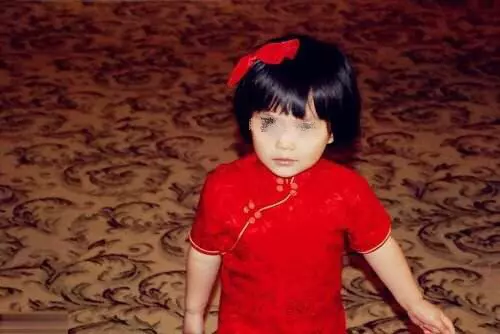 上班前丈夫親了妻子一下,閨女看到後說句話,妻子果斷提出離婚