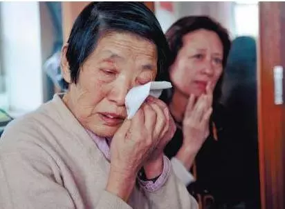 女兒坐月子母親去送雞蛋,進門看到椅子上的兩人,她將雞蛋扔一地