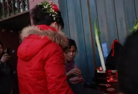 老公結婚第二天去做手術,老婆提出離婚,老公指著床單老婆哭了