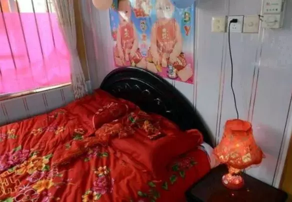 老公結婚第二天去做手術,老婆提出離婚,老公指著床單老婆哭了