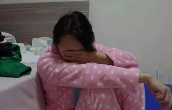 老公結婚第二天去做手術,老婆提出離婚,老公指著床單老婆哭了