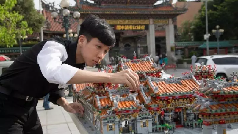 他是老師眼中沒出息的孩子,結果用「40000塊積木蓋出龍山寺」一夕爆紅...徹底改變自己的人生!