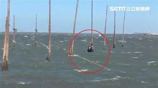 男女戲水險遭滅頂！驚險搶救畫面曝光