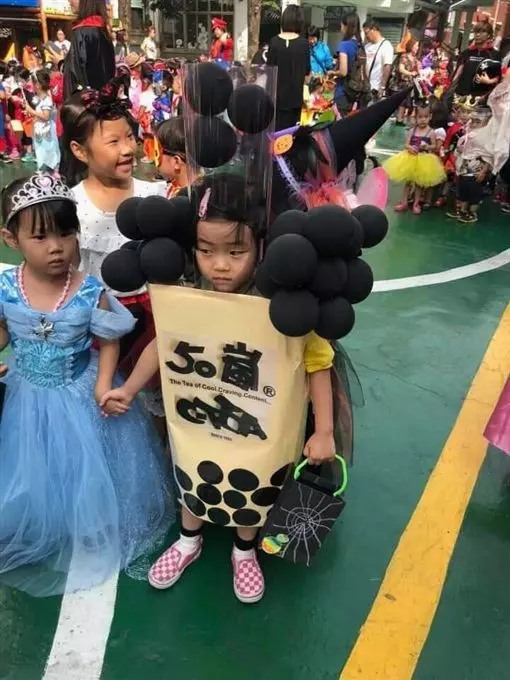 爸媽都拼了 「萬聖節小孩變裝比比看」吸管珍奶太強