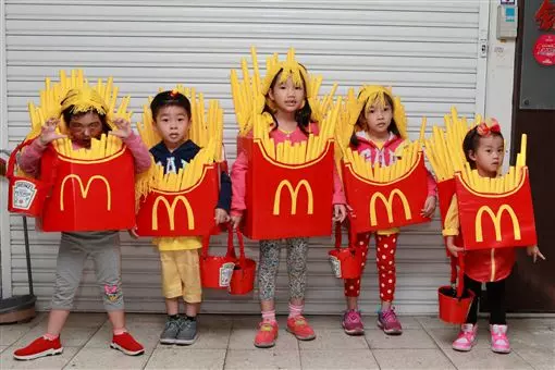 爸媽都拼了 「萬聖節小孩變裝比比看」吸管珍奶太強