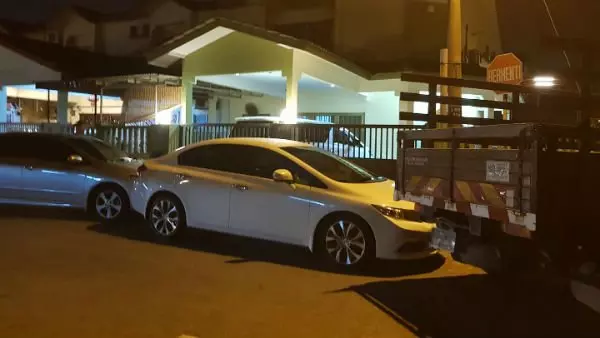 車停放在別人家門口!屋主回敬「前後夾攻」,車主囂張留言嗆:我不在乎!我撞出來