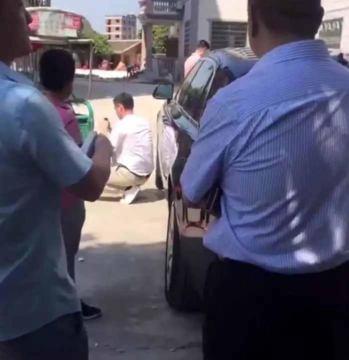 豆花車撞勞斯萊斯「刮出三爪痕」,車主卻大氣「不收賠償」,還掏錢帶全家人吃豆花!