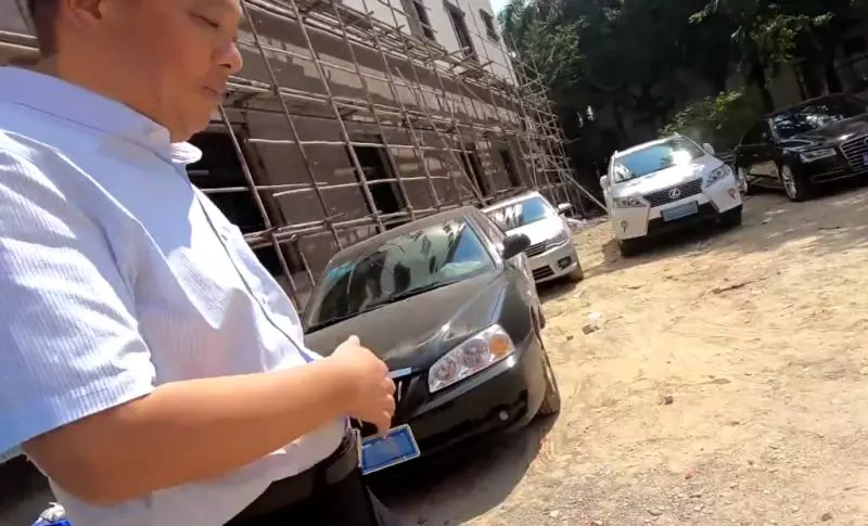 豆花車撞勞斯萊斯「刮出三爪痕」,車主卻大氣「不收賠償」,還掏錢帶全家人吃豆花!
